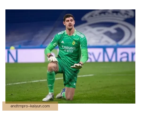 库尔图瓦在皇马2025赛季表现稳健，成为球队后防线的重要支柱。